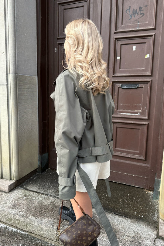 By IC Alma Trenchcoat Grønn